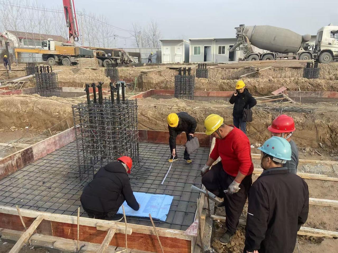 正月十六一早七点，项目部技术人员和监理准时到施工现场，对质量进行严格把关。