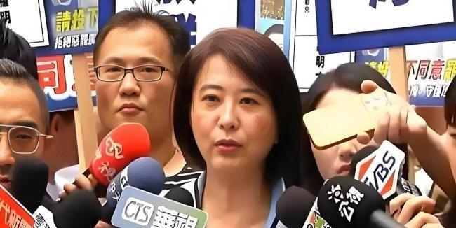 国民党立委王鸿薇公开表态，若解放军再举行围台军演，将和民进党联手硬推，这话一出，