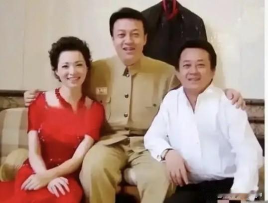 这张照片看着真暖呼呼的，就像一户普通人家的温馨留影。

吕继宏就像一个大哥往那一