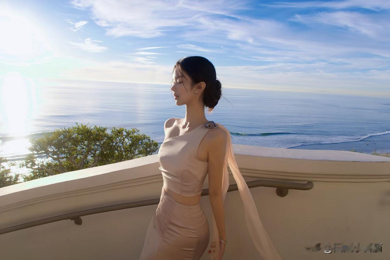 『阳光少女ℓ海风寄来的温柔信笺』
暮光漫过裙摆，海浪在远处低吟。
站在露台的她，