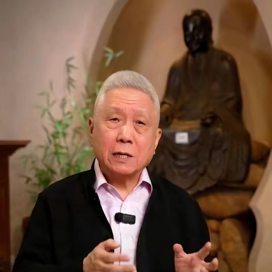 对于马末都购买铜佛事件，在官方公布真相之前，就别再议论纷纷了。文物2000年被盗