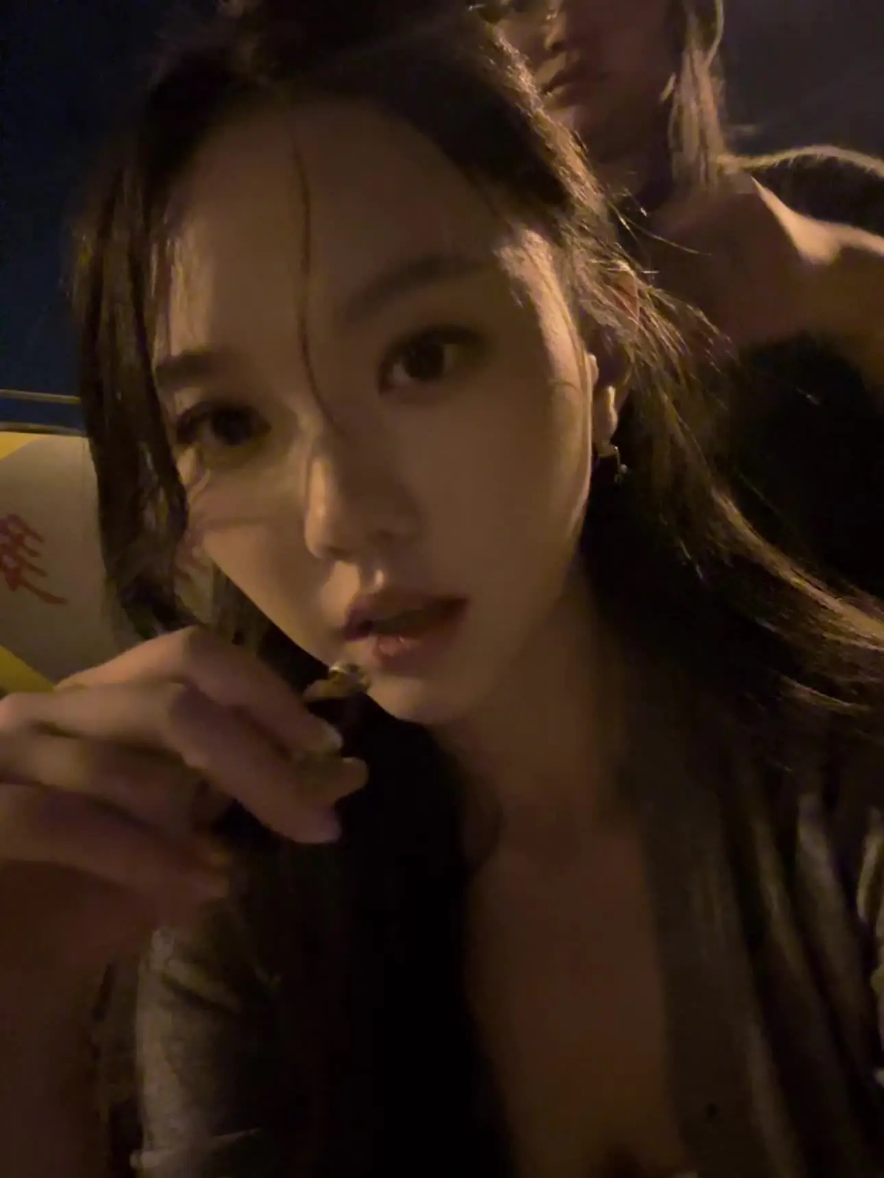 开在废墟里的玫瑰 热烈 浪漫