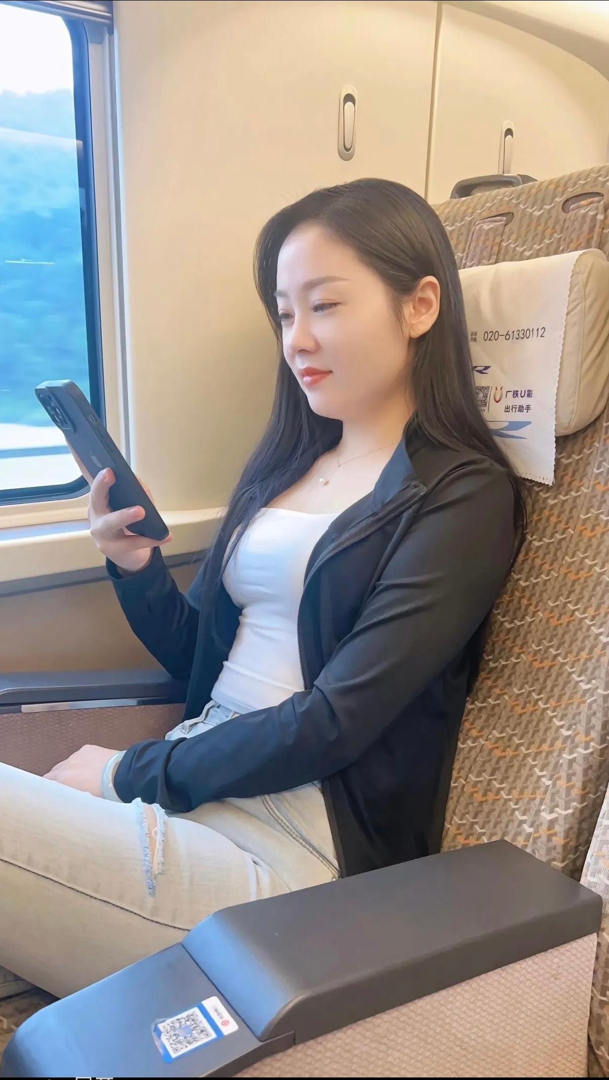 高铁出行，一个人旅途孤单，如果刚好旁边坐着一位这样的美女，也是一个人出行，你该怎