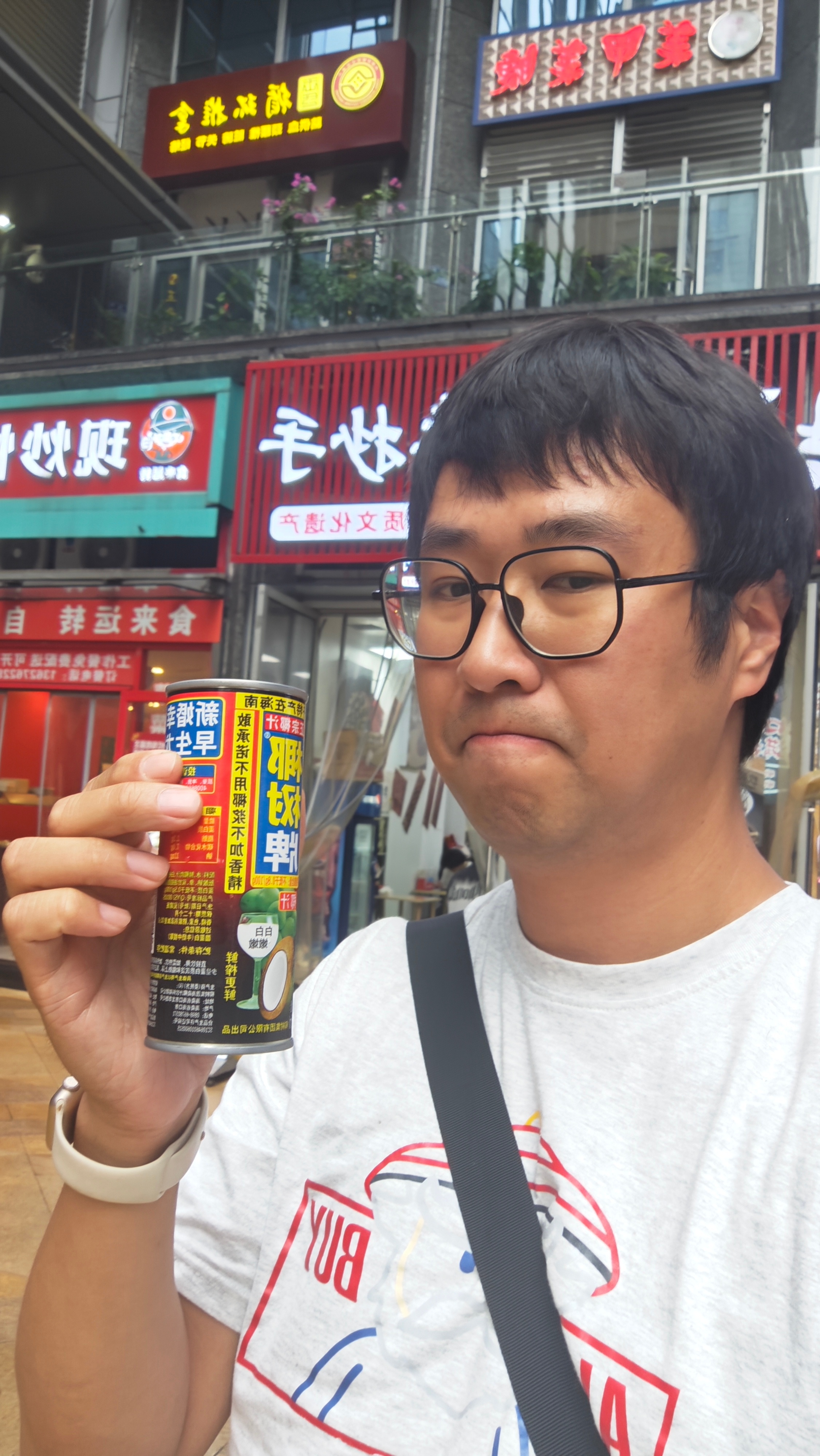 作为一个不怎么能吃辣的北京海口人，在重庆吃完小面抄手及时喝一听椰汁，是心里的B数