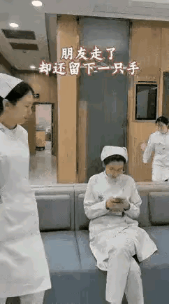 这玩笑开的高明，同事走了，却把一只手留了下来，不要说是美女护土，换成任何人都吓∥