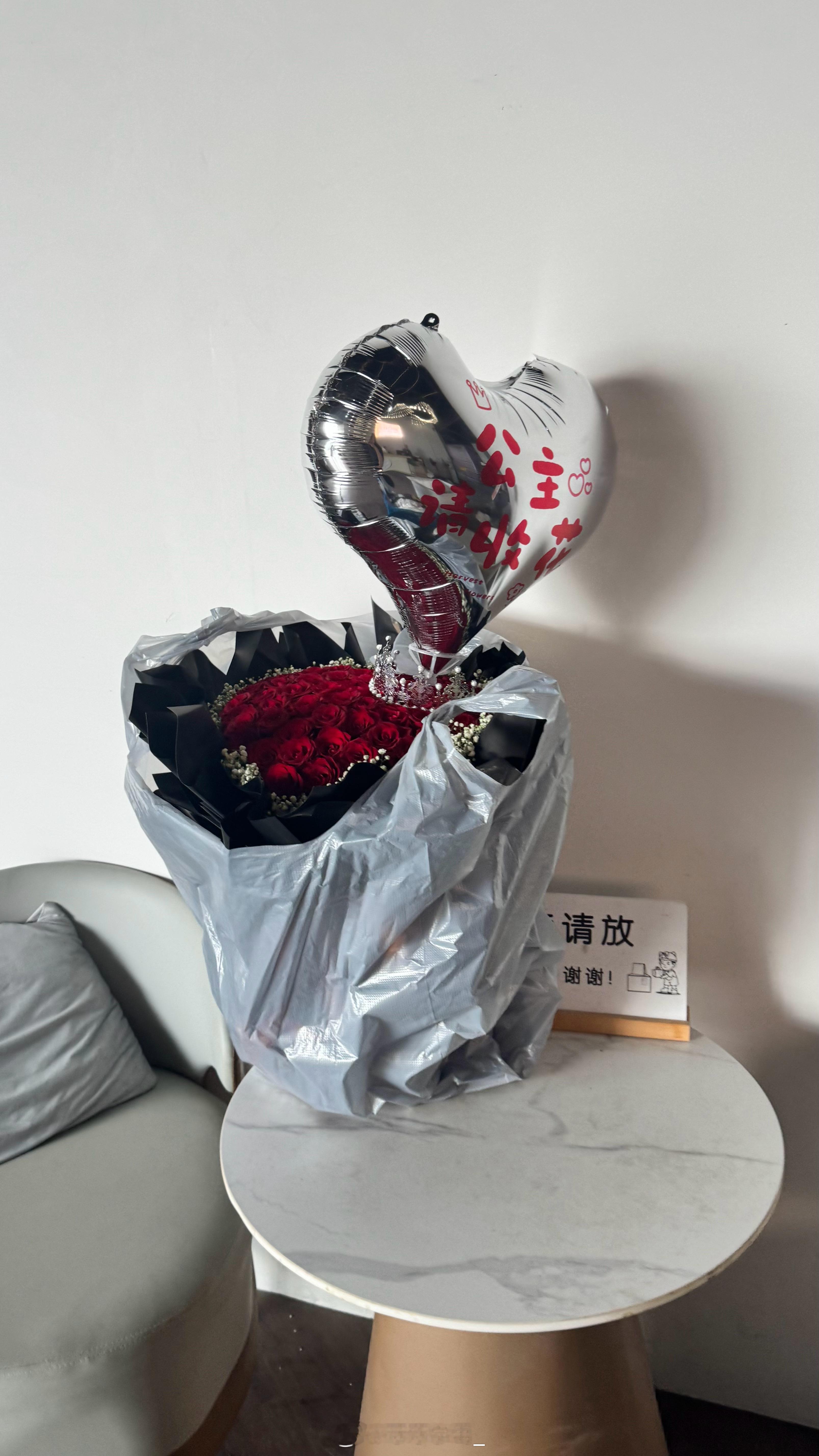 不就是花么还特意送到公司让每个人都吃把狗粮