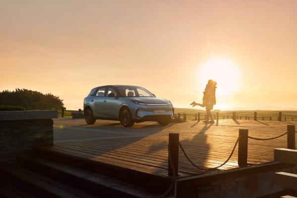 极狐 T1 的天幕配置堪称同级天花板级别：2.34㎡的超大采光面积，相当于普通天