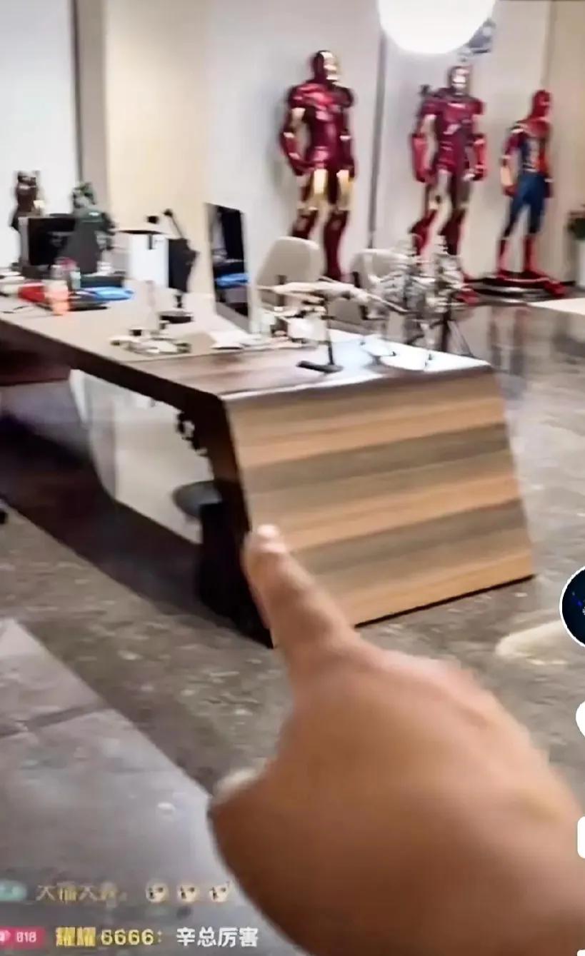 亿万富豪辛巴喜欢奥特曼，办公室摆满了好多，有张台球，还有满墙的荣誉记念品！原来怼