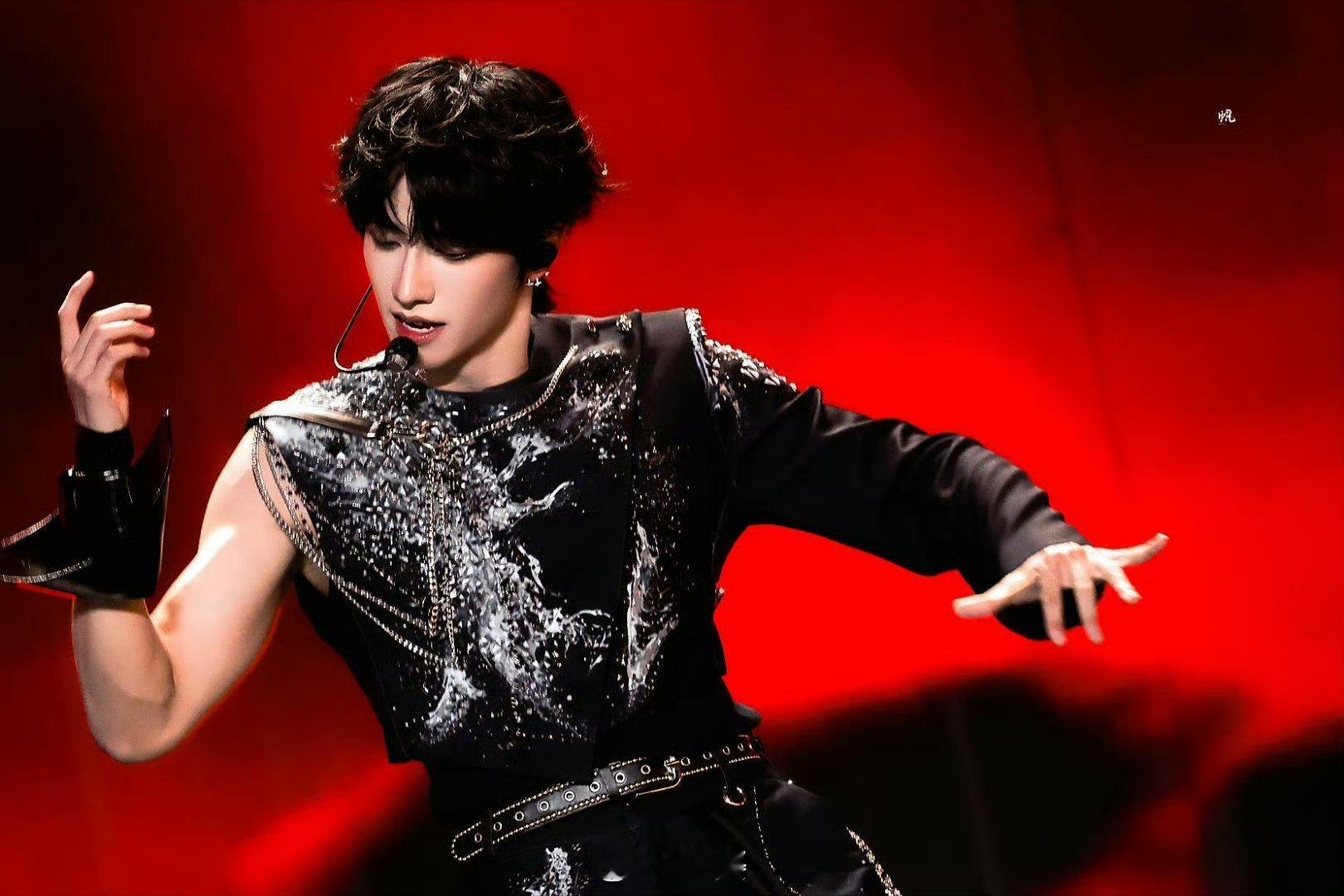 朱志鑫solo金丝眼镜造型二周年演唱会的舞台之上，朱志鑫带来原创solo曲目《i