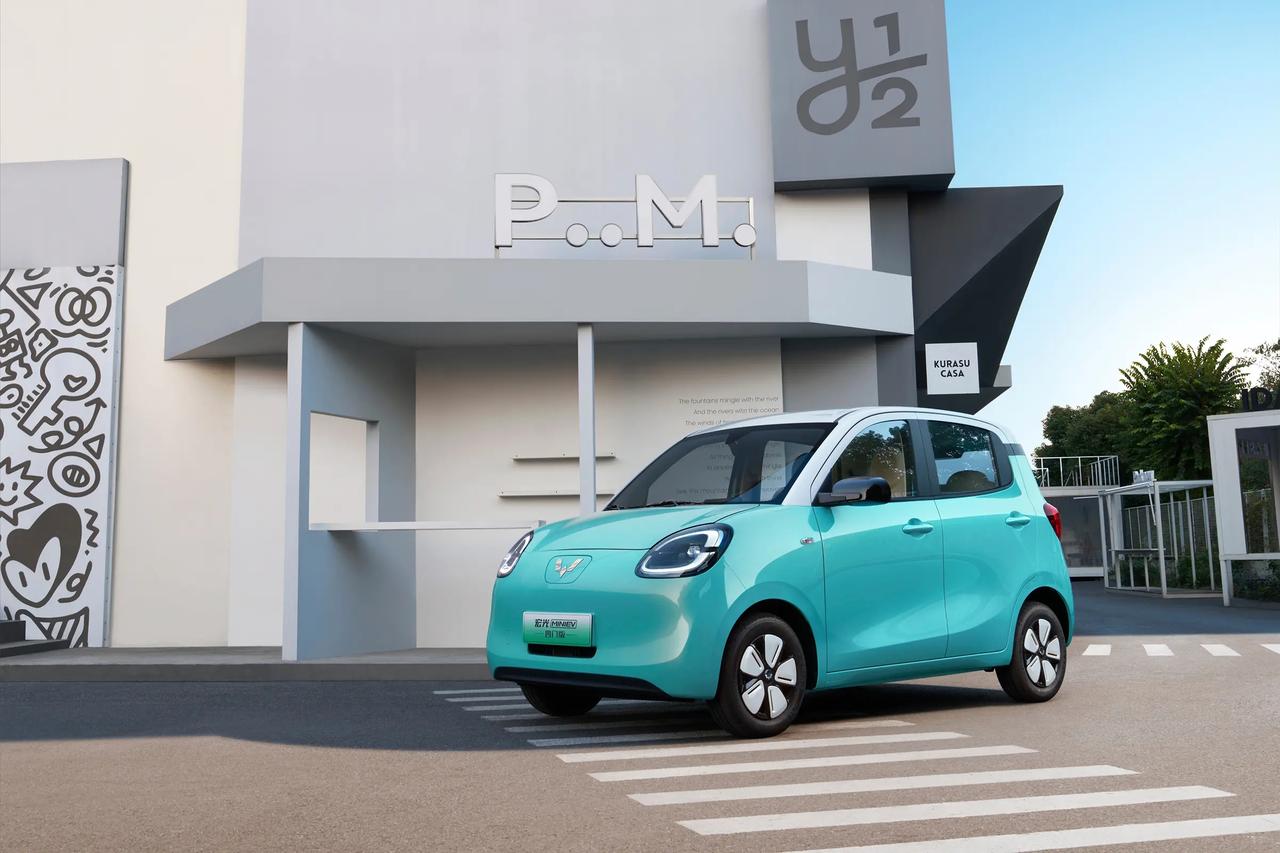 2025年的城市生活，因为一辆宏光MINIEV变得格外惬意。作为一名在写字楼打拼