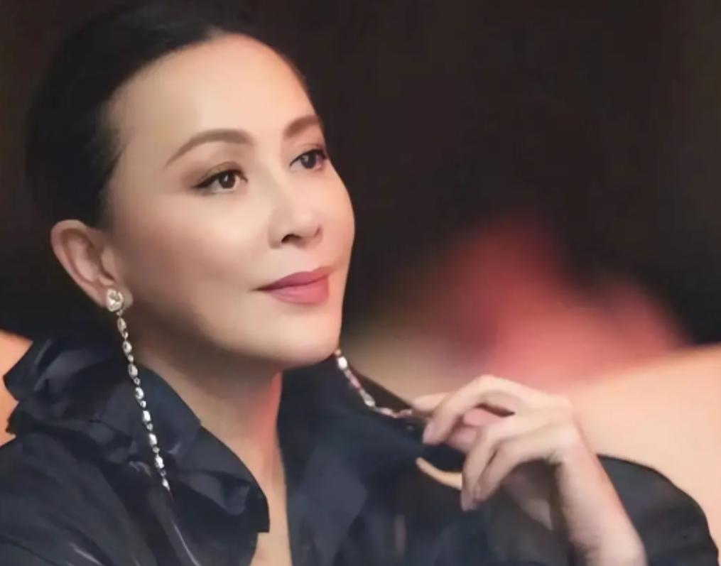 全香港都知道谁绑架了刘嘉玲，可没人敢提名字抓他这帮人。说白了，当年这场轰动全港的