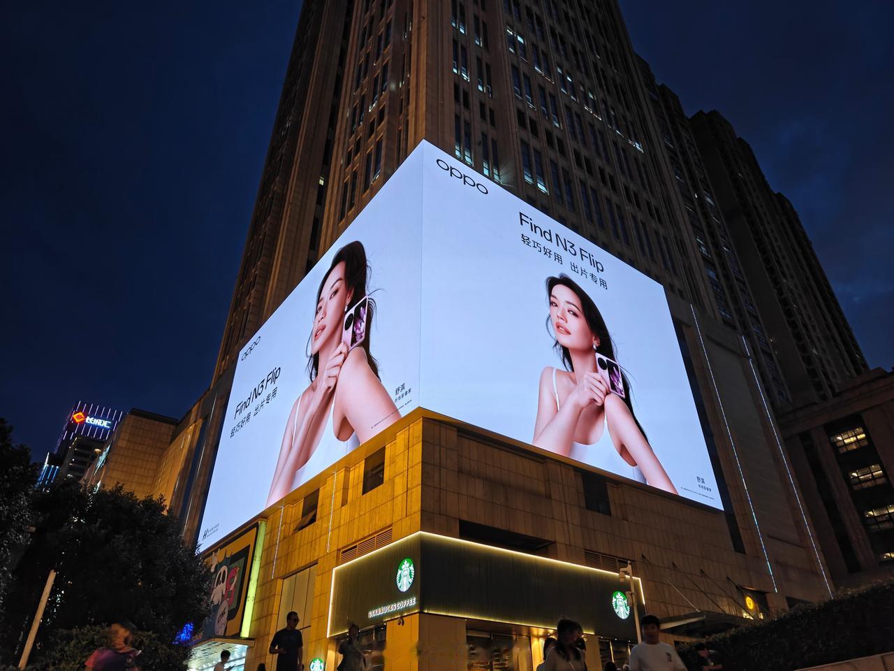 虽然明天才发布，但这几天绿厂小折叠的大屏广告附近商场全都安排上了[微风]舒淇真美