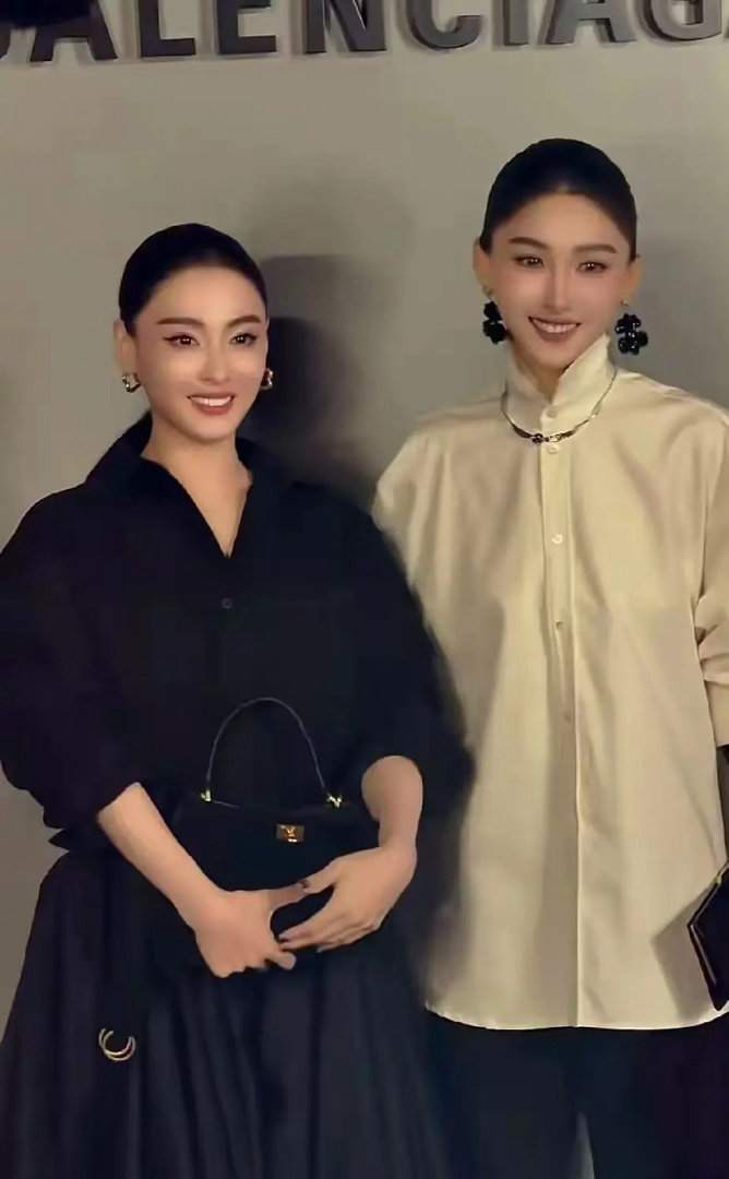 没有败给岁月的张柏芝，用现身对比，妈生脸和人造脸的区别，旁边的白衣服虽然神似张柏