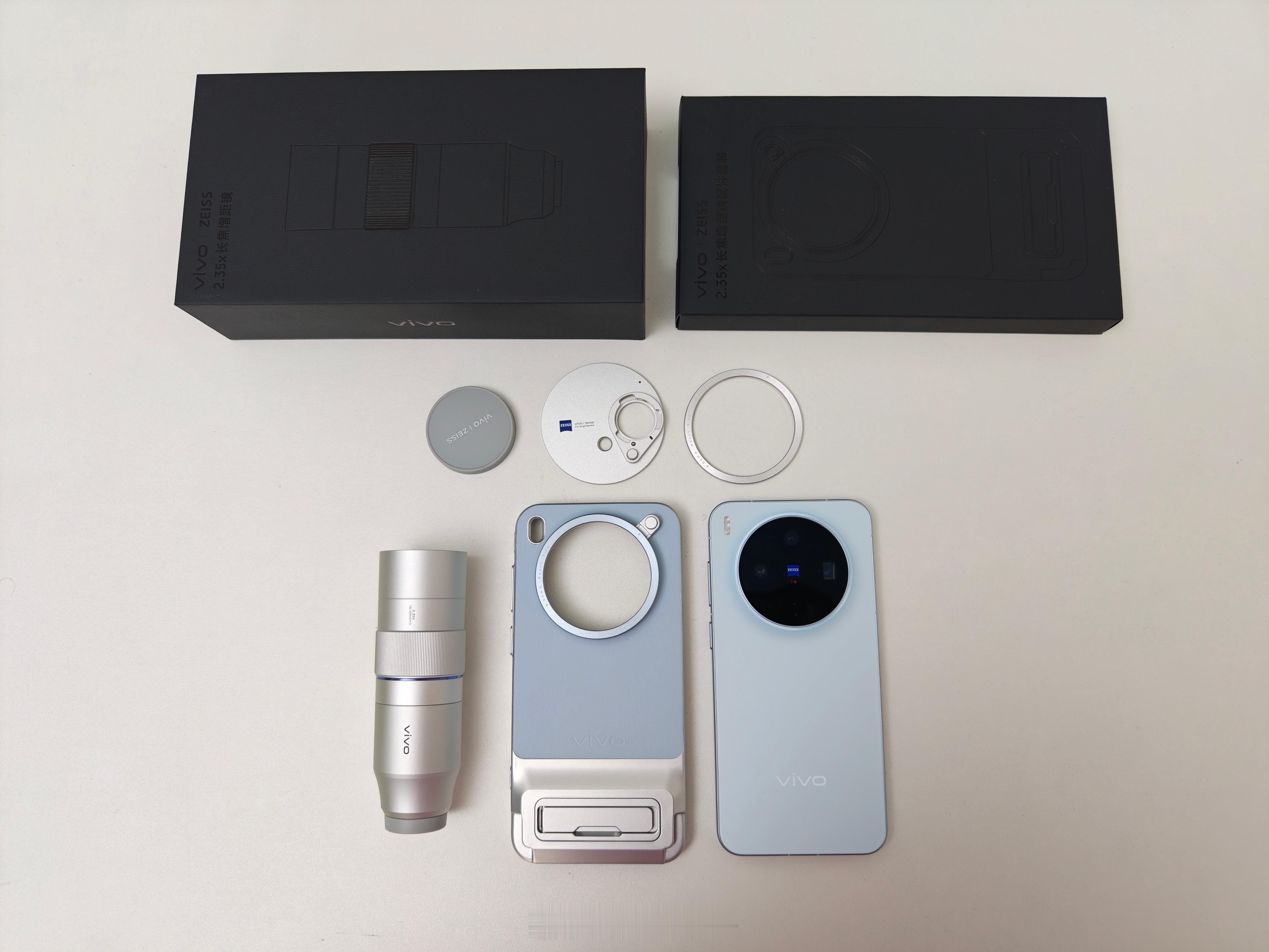 收到了vivo X300标准版的长焦增距镜，应该是目前唯一一家给标准版也出增距镜