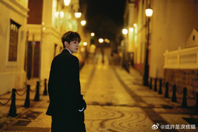 邓为暗夜贵公子这场晚宴上的邓为，穿上黑色西装，简直是暗夜中的贵公子。从肩宽到身形