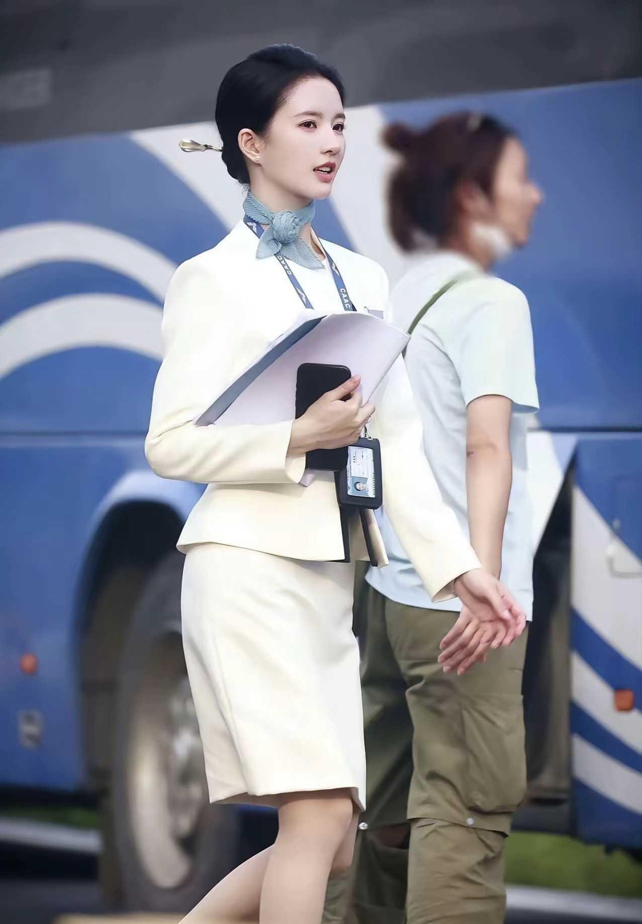 这人是谁啊？颜值这么高