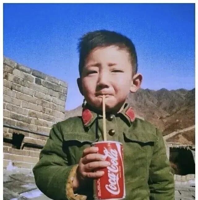曾经的可乐男孩，好像已经是很遥远的事情。
    可口可乐第一次进入中国，在长城