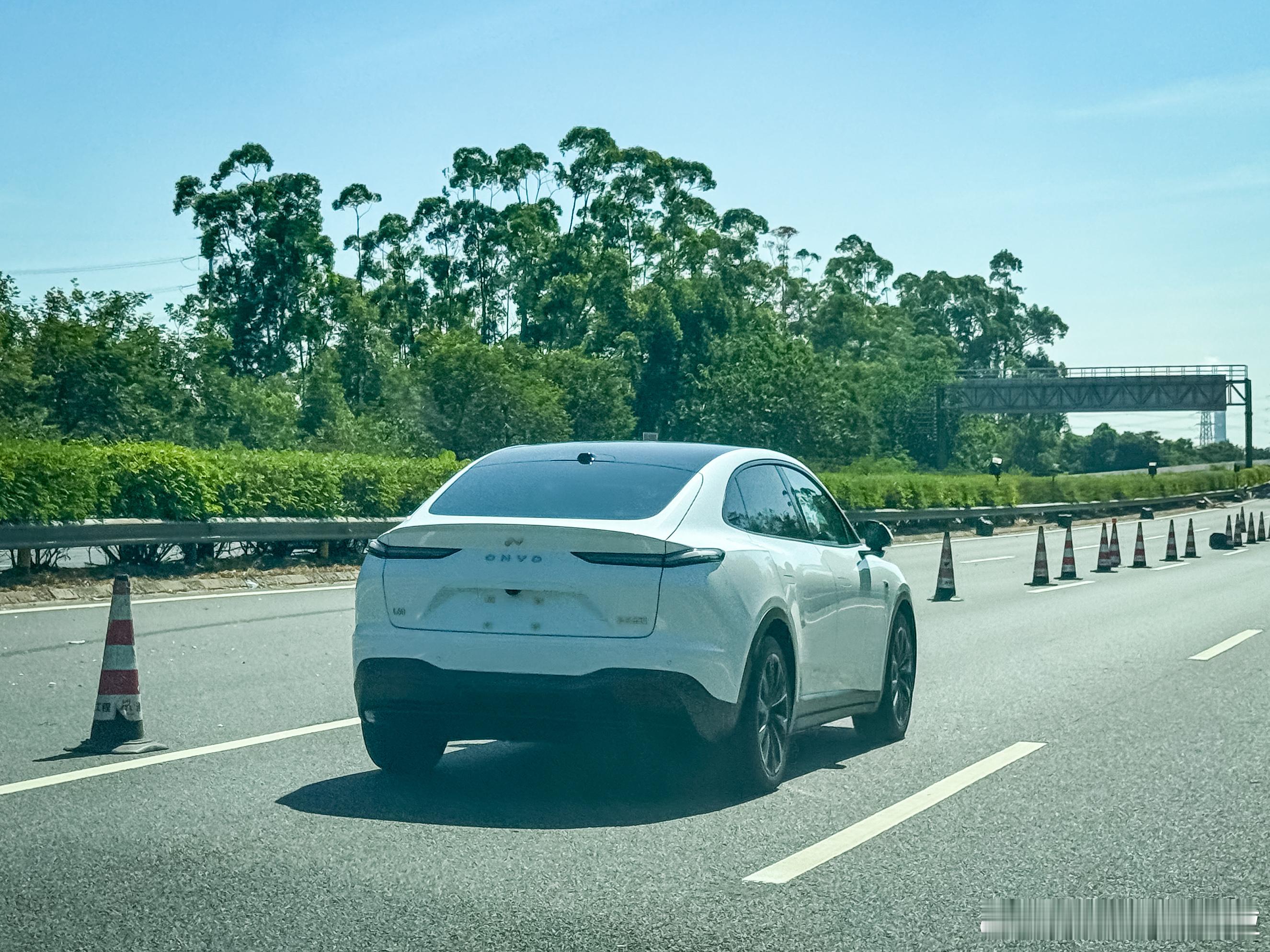 第一次路上遇到乐道 L60 的实车，辨识度挺高的。#新能源汽车##大v聊车# ​