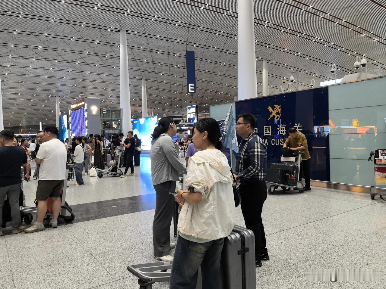 这里地标醒目 独一无二 ，是团队出行常约的集合点。