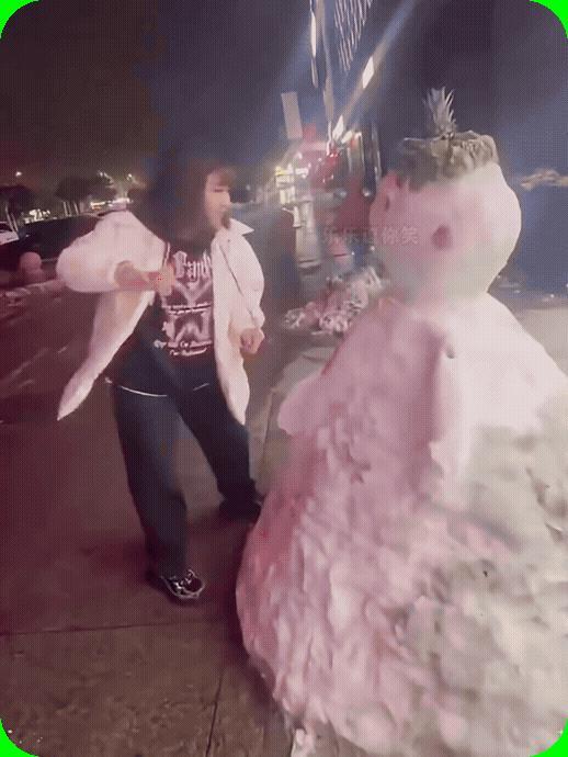 妹子，你确定这是在怼雪人吧？
网友：雪人就是不会动，它要会动你早挨打了！