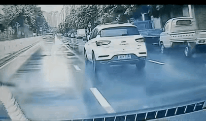 车中喷出的那一股白烟是不是安全气囊？安全驾驶生命第一！