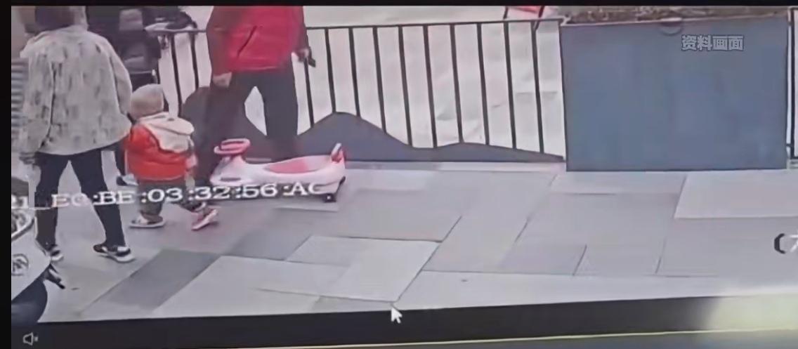 人老了，就得服老，别逞强，只要稍微耐心多等几秒，都不会造成全身多处骨折，还让2岁