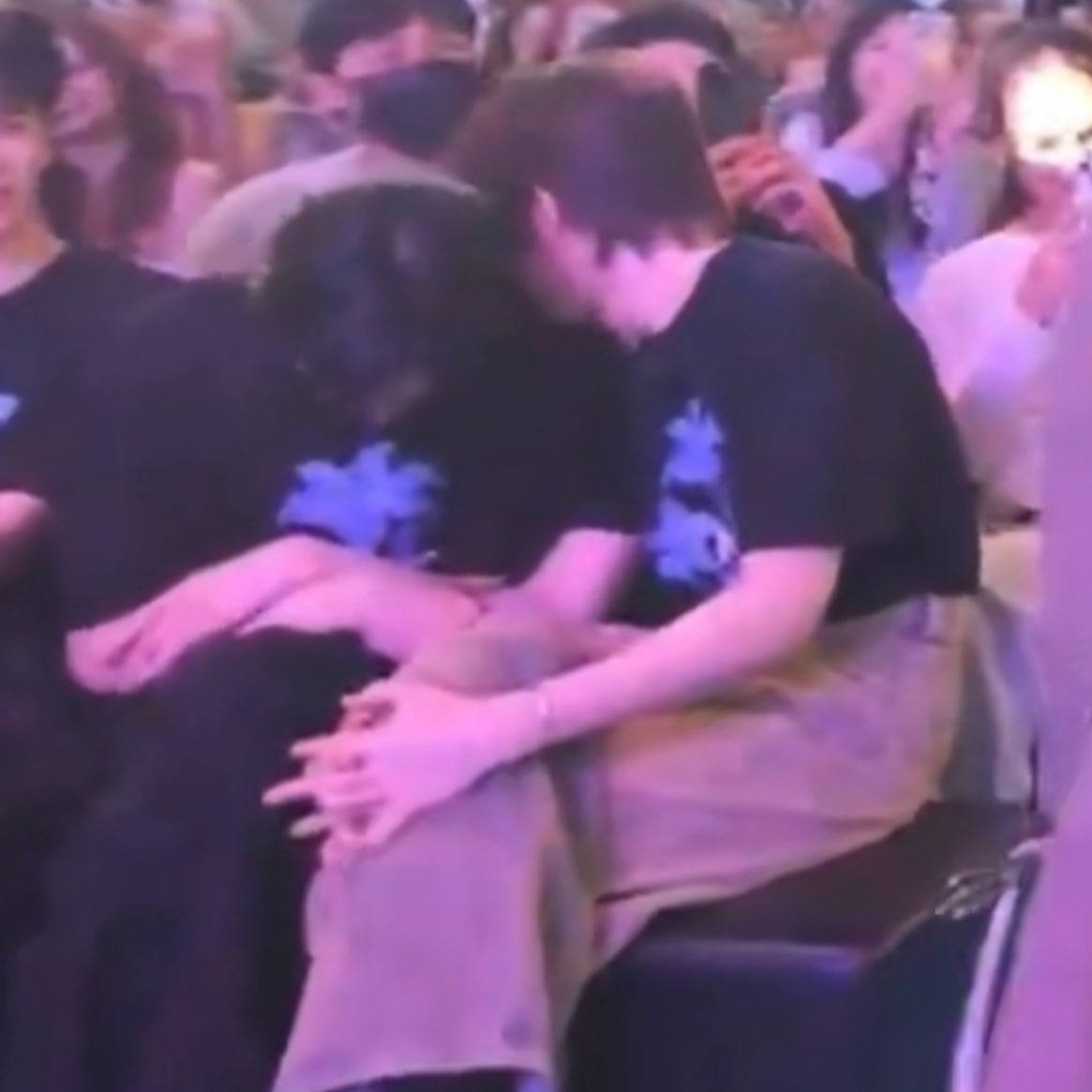 zeenewzeenunew 之前躲哥哥现在躲麦克好萌啊把头埋进去哈哈哈哈哈哈哈
