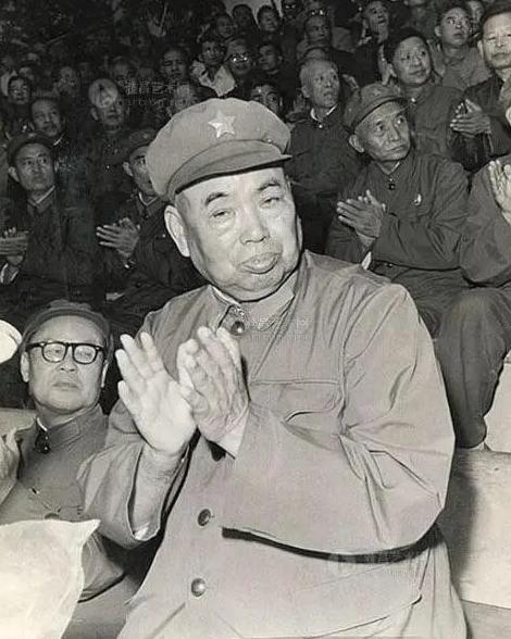 1976年9月，在毛主席的灵堂外，别的委员都进去了，只有许世友进不去，原来这里规