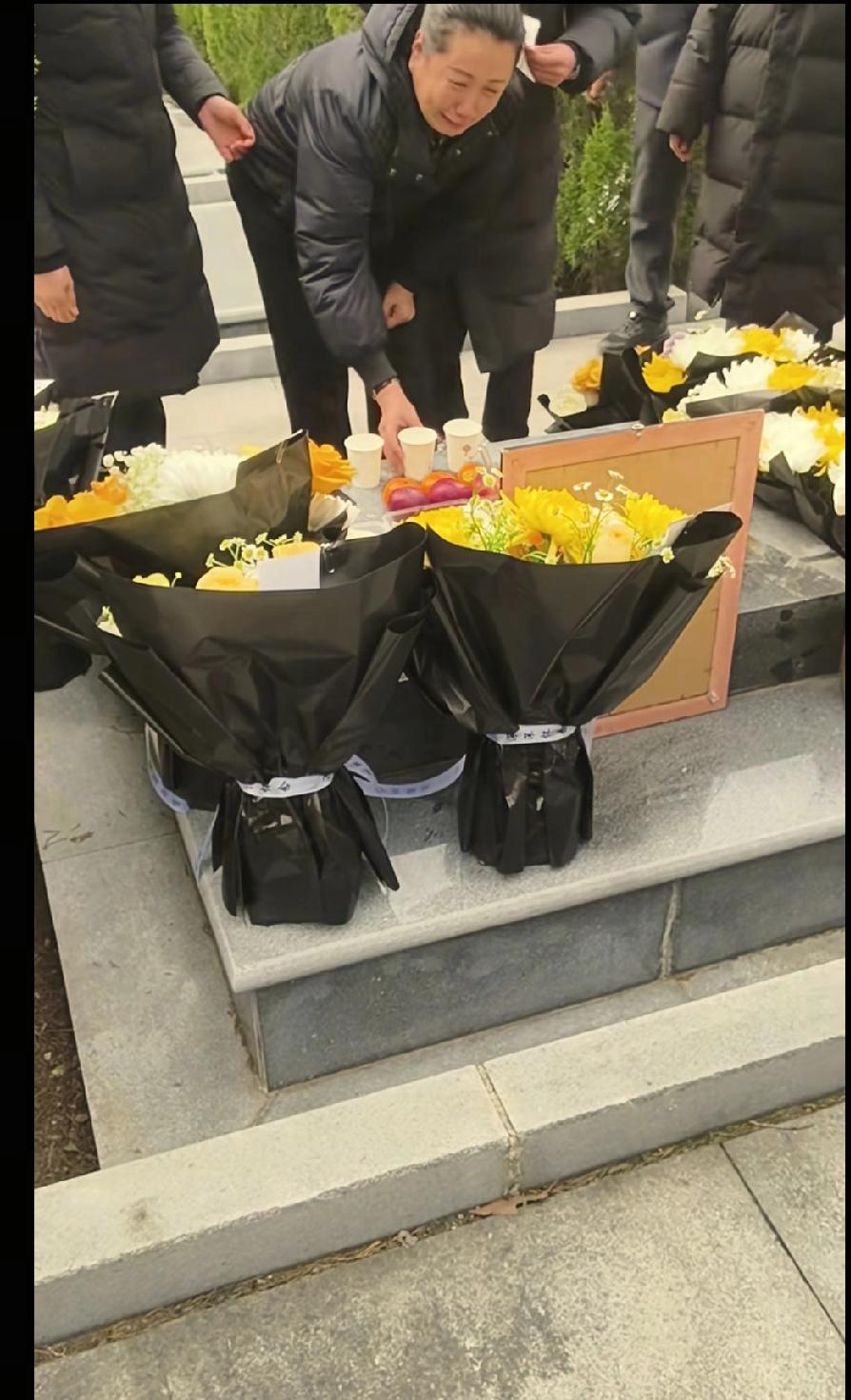 周昆训离开的第933天，王佳带着放假的儿子以及哥嫂来到确山革命烈士陵园看望周昆训