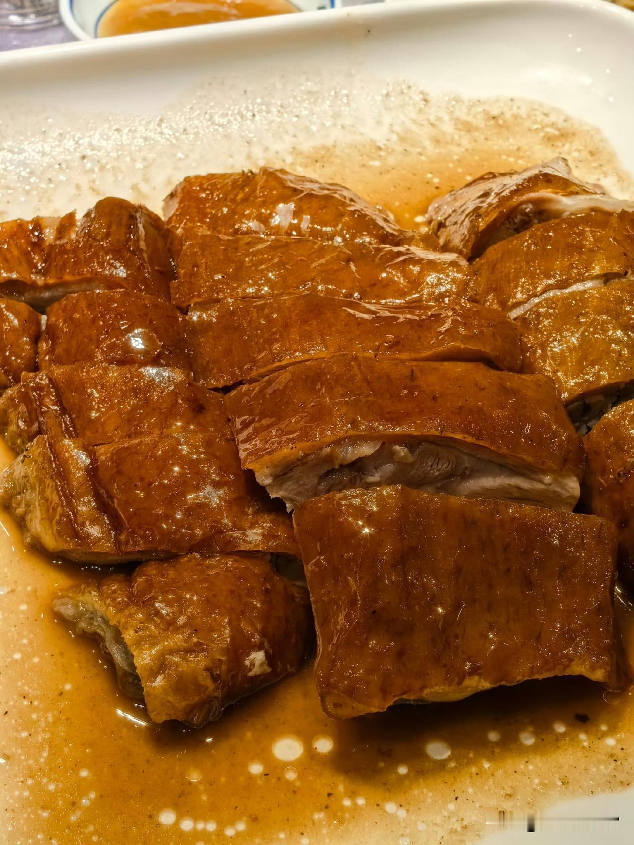 今日晚餐美食分享今日的海鲜宴直接把幸福感拉满——砂锅焖的小鱼鲜掉眉毛，嫩白的鱼肉