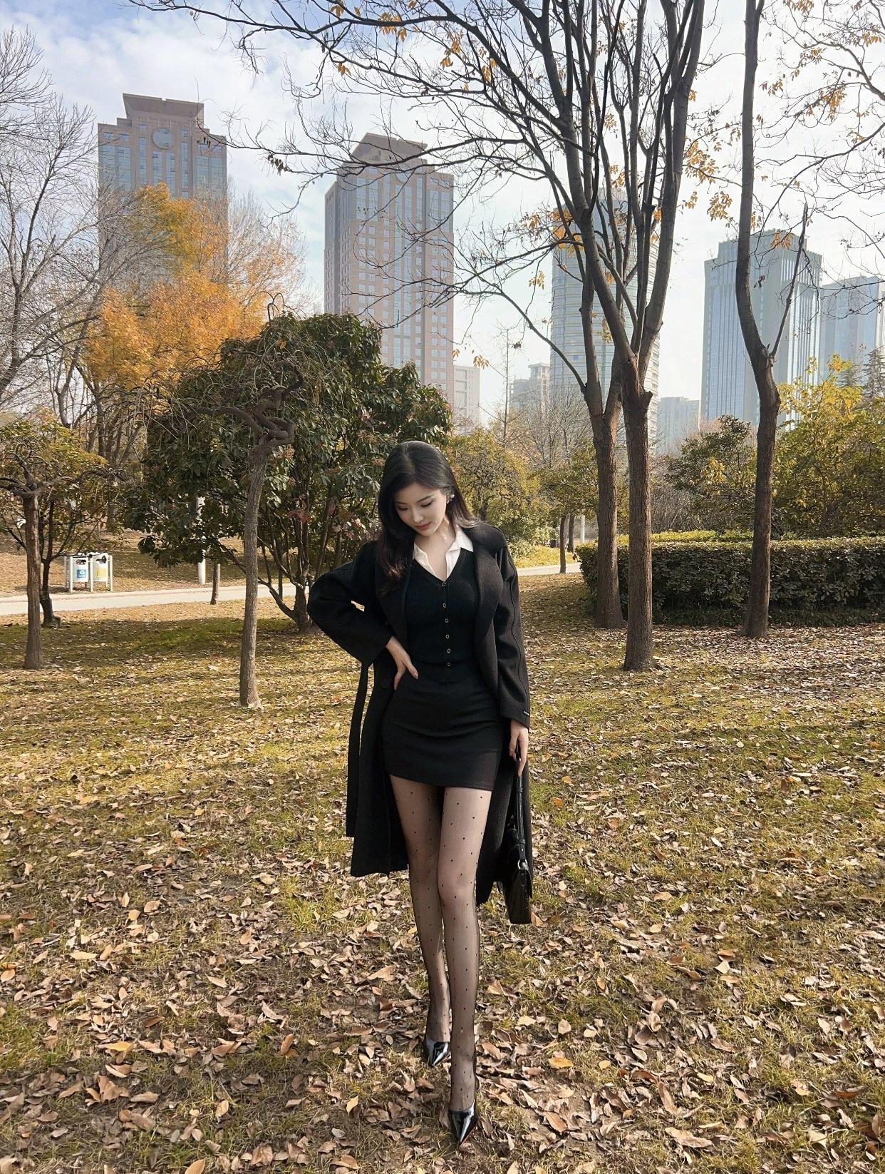 什么搭配显气质黑色风衣配黑色半短裤，低调又显气质。