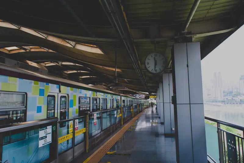 地铁上她默默擦去血迹，男友临终还为她捐款——22岁女孩用坚强诠释生命的温度
在重