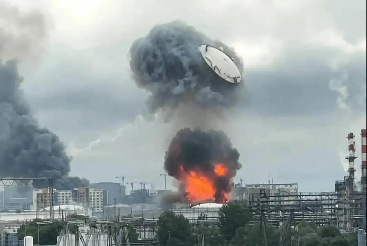 乌克兰无人机对莫斯科的空袭，毁坏程度严重很多，激发了克里姆林宫的疯狂报复
这玩意