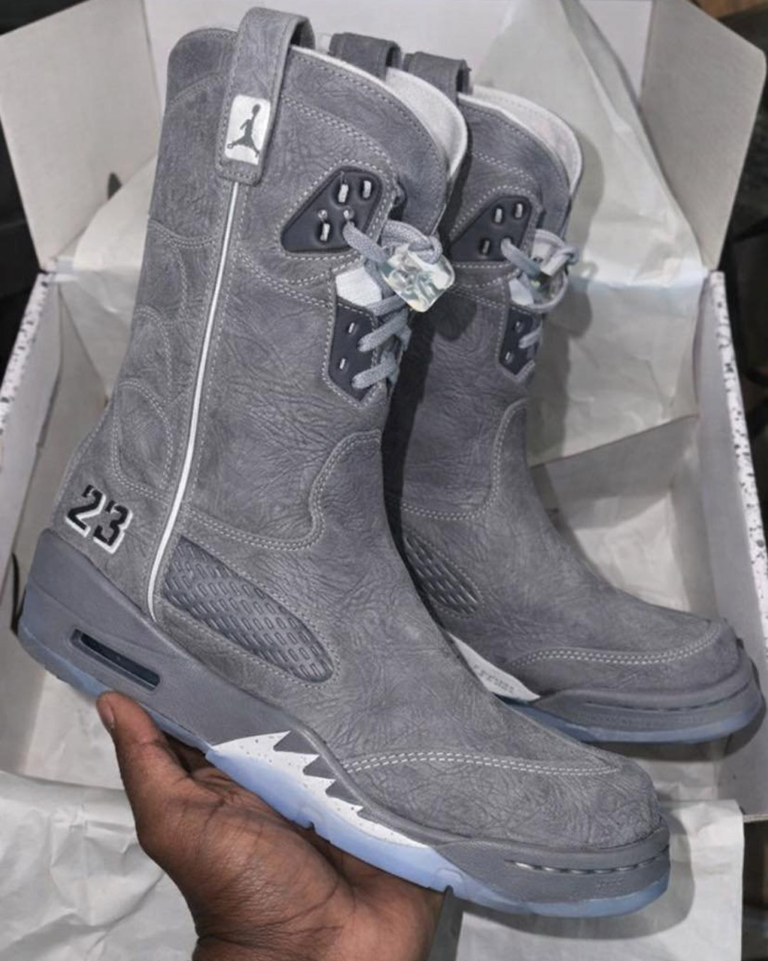 近期复刻的 Air Jordan 5 “Wolf Grey” 在二级市场爆火。海