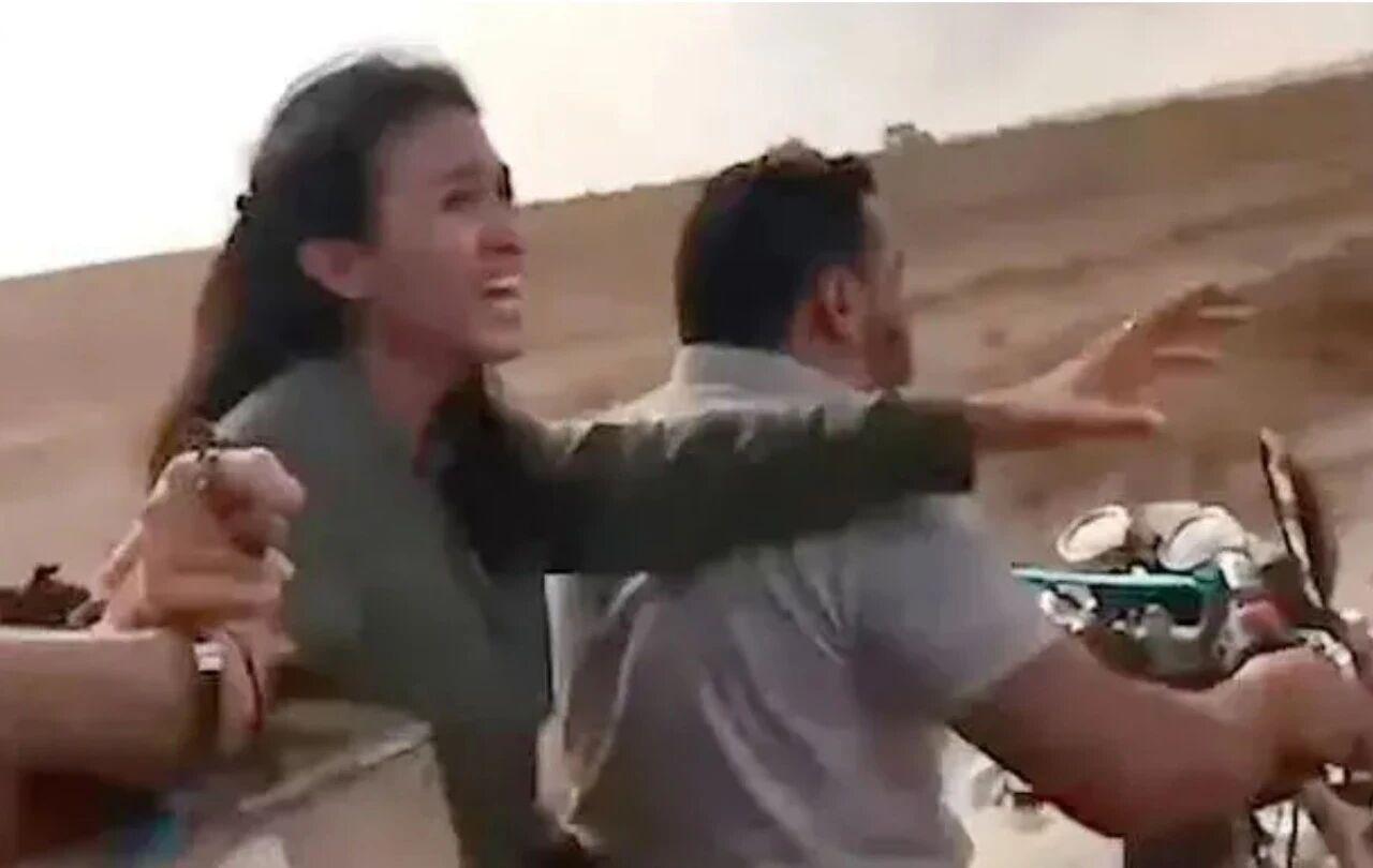 刚刚被获释的阿维纳坦·奥尔与他的父母和女友诺亚·阿尔加马尼重聚。

他们两人都是