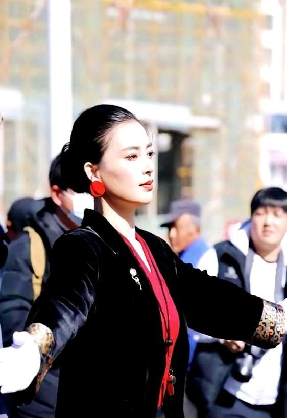 几千条关西大汉踩着鼓点发狂，全看一个素面朝天的女人挥旗摆布。零下十几度的寒风刮红