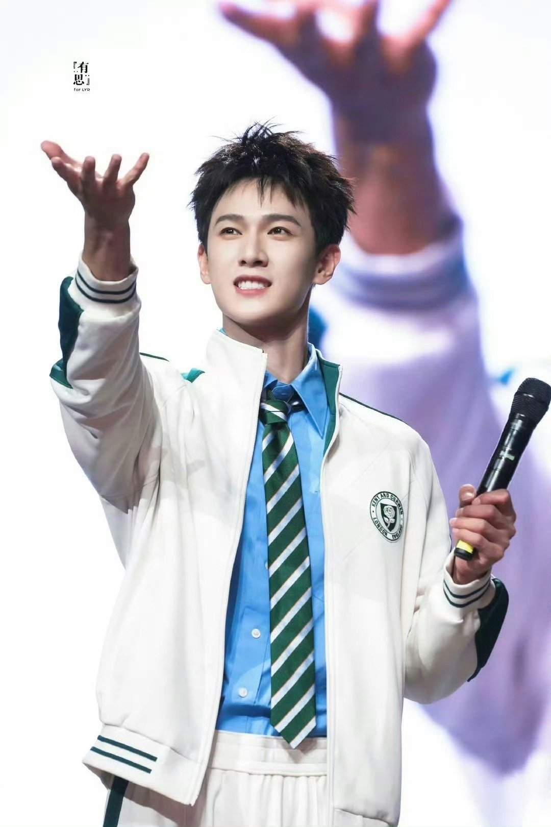 李昀锐住上了豪华大床房奔跑吧 幸运之神眷顾！李昀锐入住豪华大床房，这待遇让兄弟们