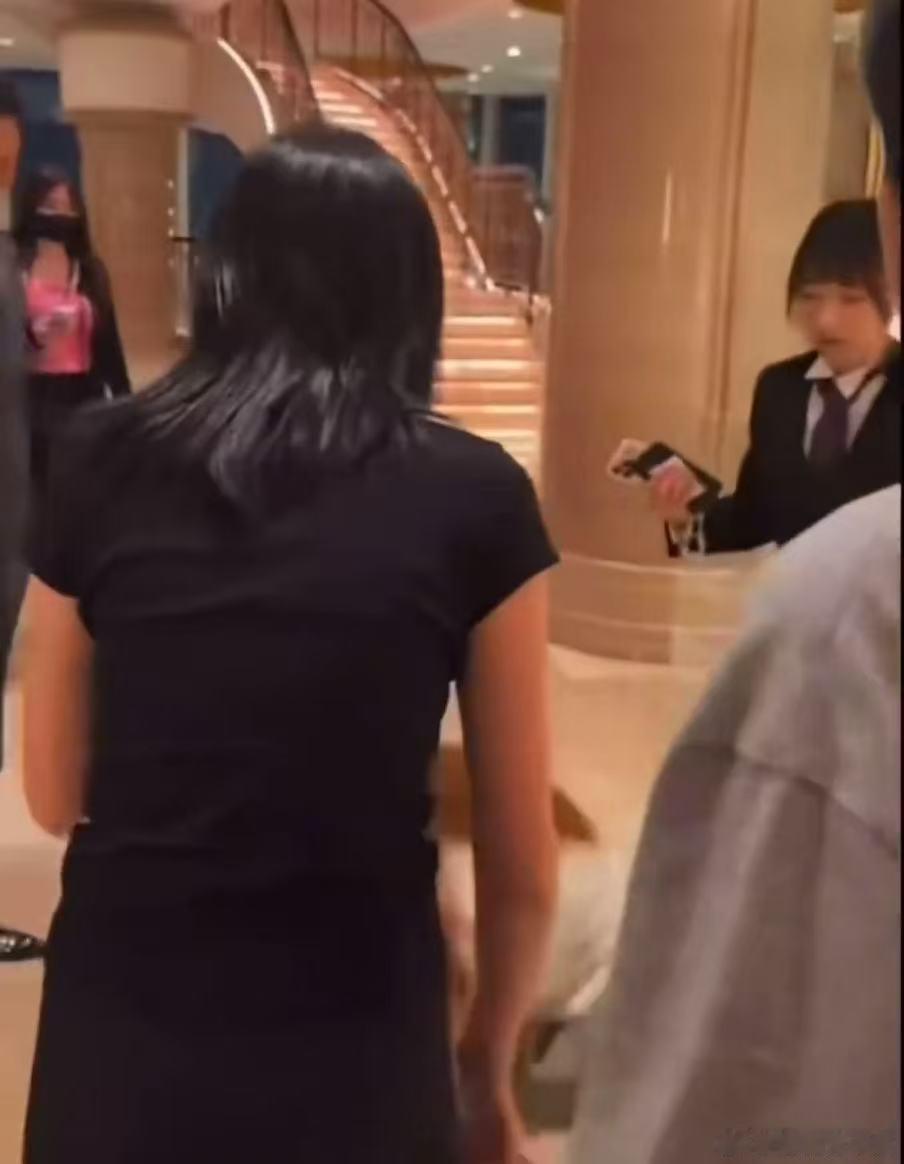 王橹杰妈妈跟私生打起来了王橹杰拍妈妈和私生打架离谱现场曝光，私生持续骚扰围堵，逼