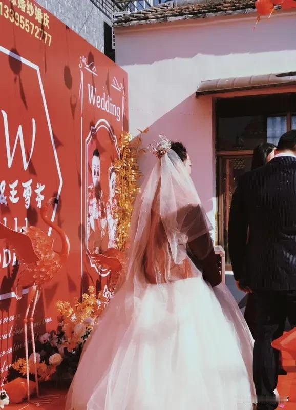前天我去参加了外甥女婚礼，把我惊呆了。没想到简单的不能再简单，他们只请了至亲，没