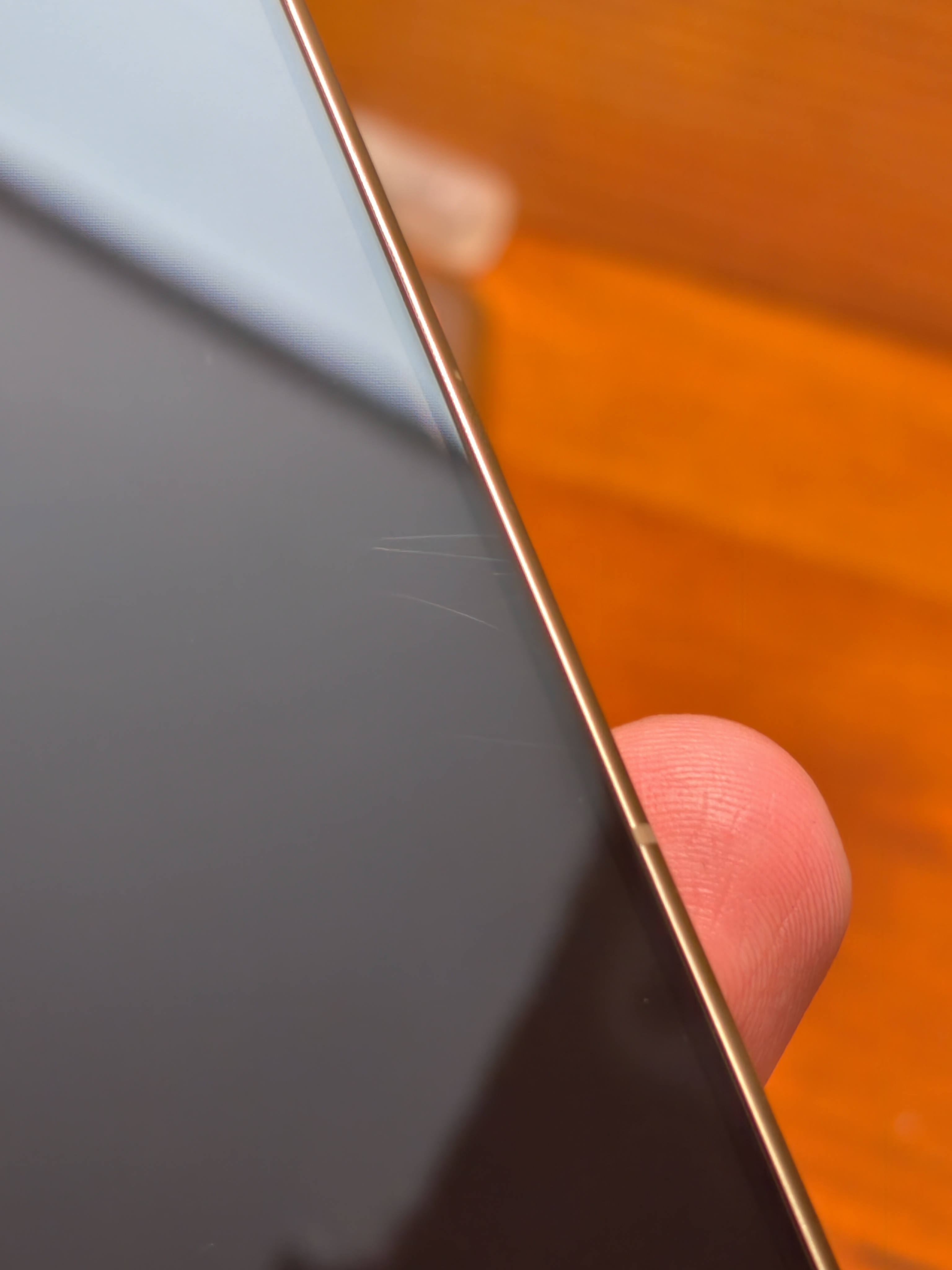 手机还是得贴膜虽然不贴膜一时爽，但是划了就真没招了…今天仔细看我的屏幕，发现有几