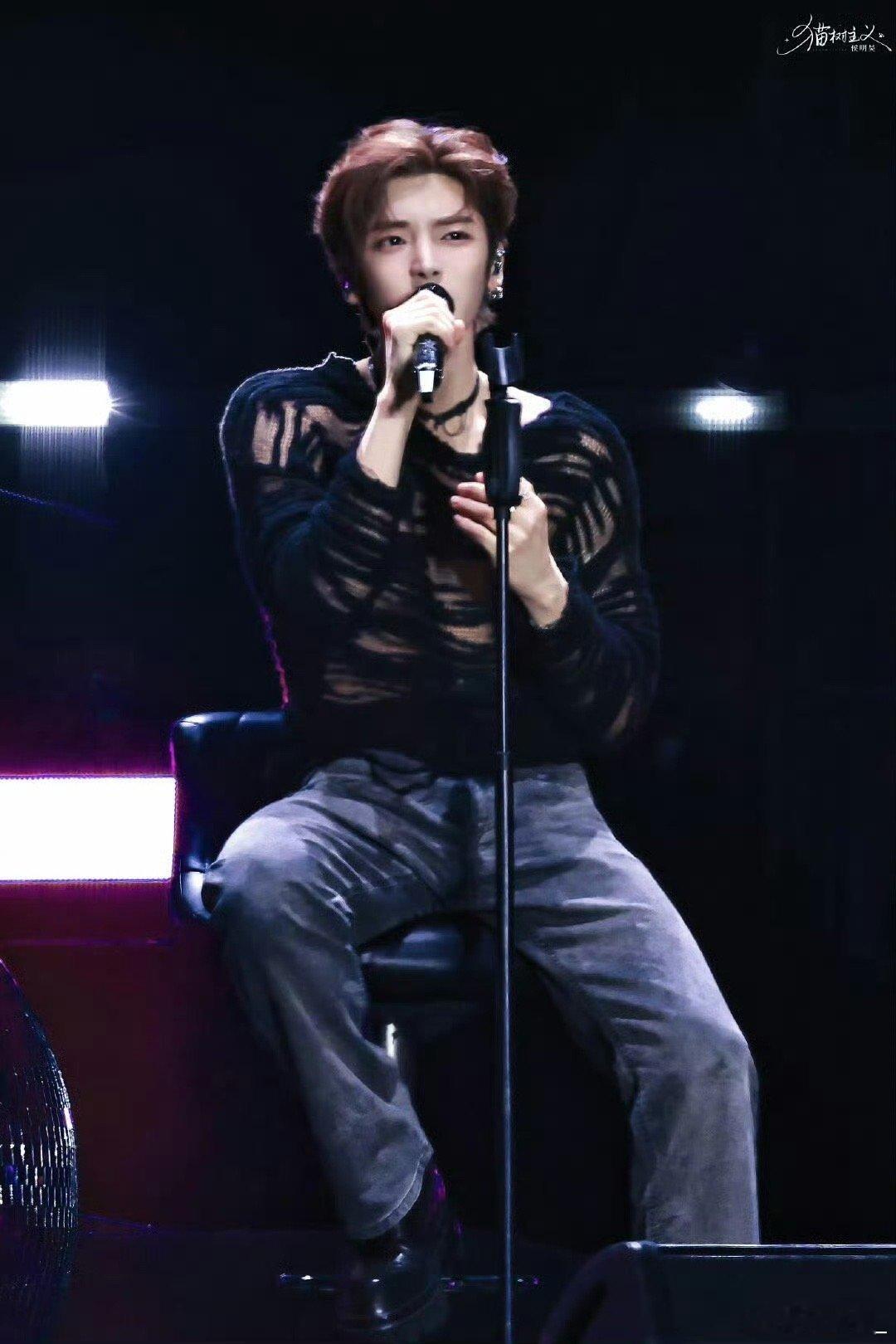 一出村就被这个顶级魅魔套得牢牢的，是谁还没看到侯明昊这个锁骨链啊，太涩了！！ 