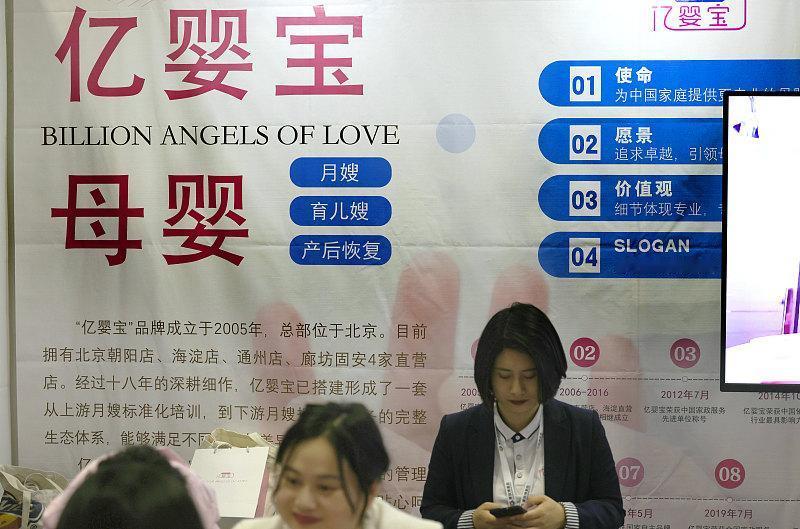 90后两个娃宝妈，做了一份服务行业的工作，不包吃不包住，一个月到手只有四千多，可