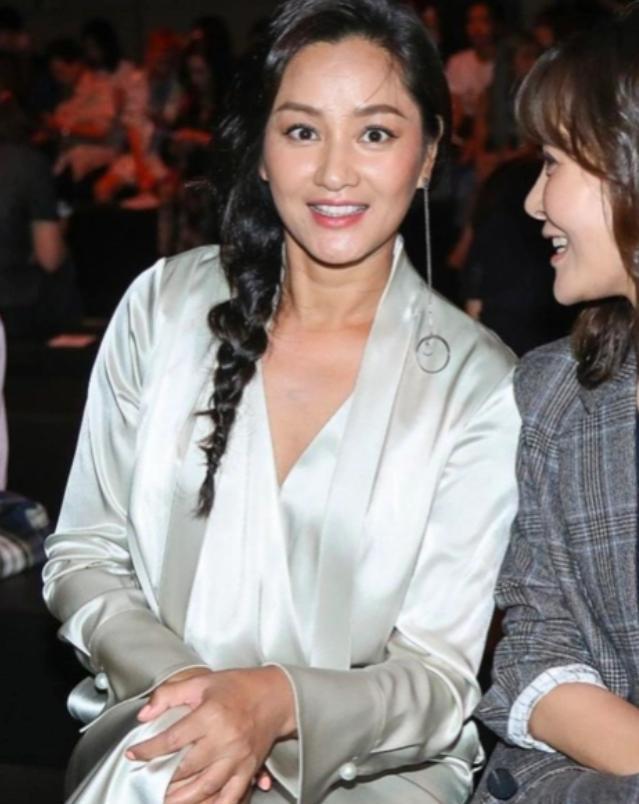 [中国赞]1998年，罗中旭发生车祸，差点瘫痪，女友瞿颖为他端屎端尿。在病床上，