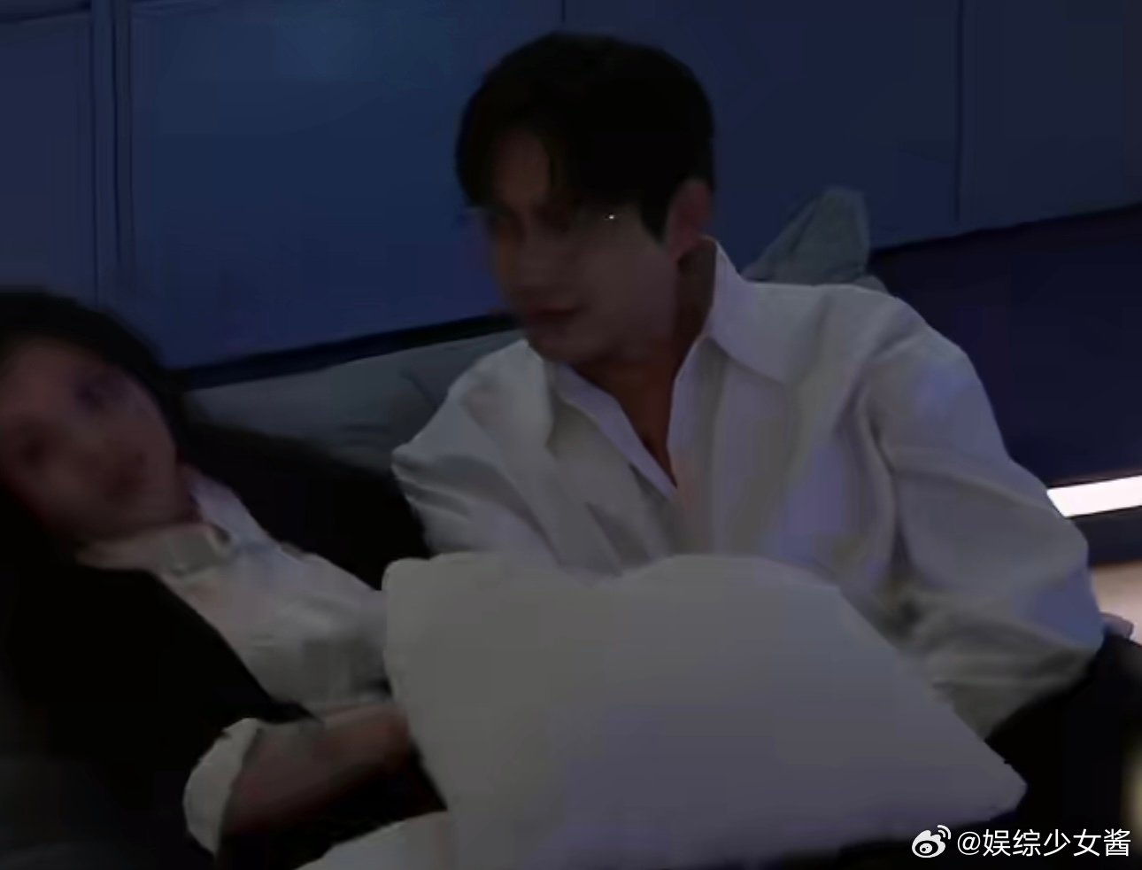 周佑凌柳柳忙一天打开手机天塌了哈哈哈哈哈偷偷牵手被发现了吧 