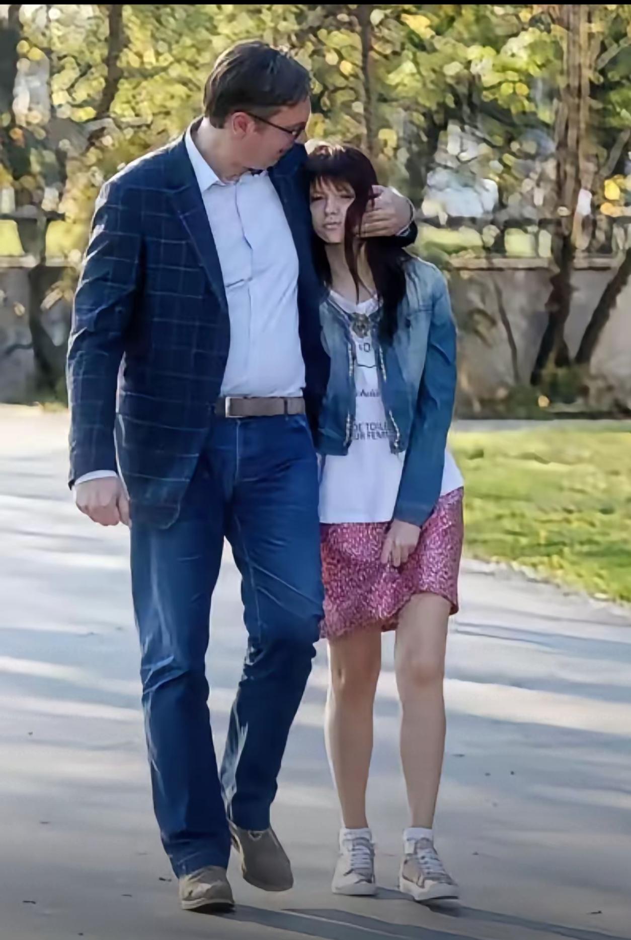 原来“577”不但是塞尔维亚的优秀领导人，还是个称职的父亲，把女儿宠上天的“女儿