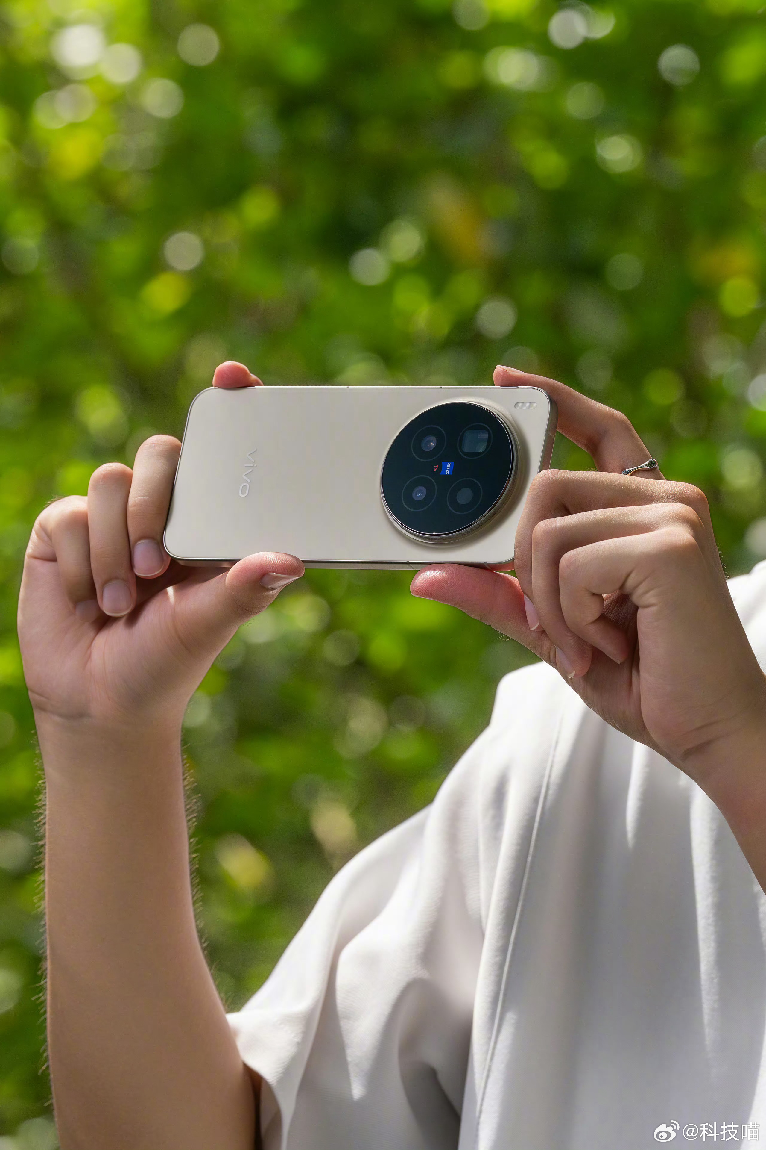 春节倒计时100天又快过年了，截至目前，回顾今年手机市场，两个字总结下？我先来：