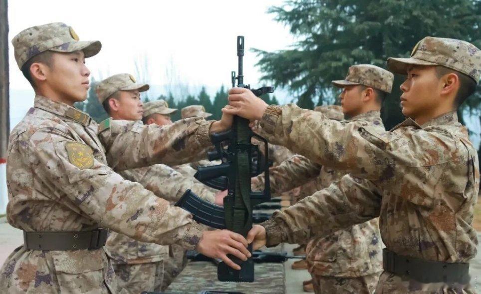 铸剑中原早安军营原原说早晚安 钢枪在手使命在肩褪去青涩以崭新的面貌在军旅生涯迈出