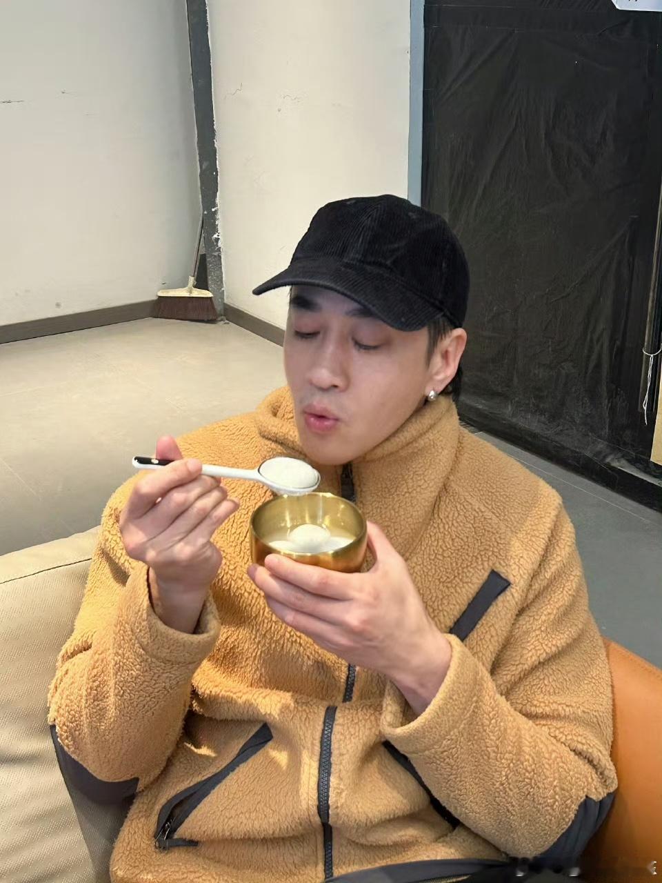 随口一说的话被放在心上 偶尔随便说的一句话，竟引起他深思，而他也因为这点滴怀念让