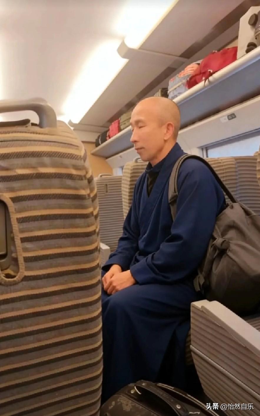 高铁上旁边坐了个出家人，我第一感觉这是个真大师，很瘦。脸上、耳朵后面都是凹进去的