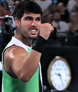 阿尔卡拉斯以7-5， 6-2， 6-1的比分，直落三盘战胜德米纳尔。职业生涯首次